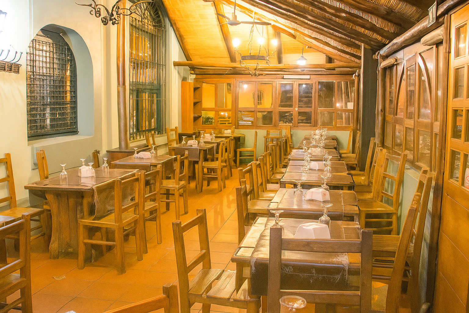 Rodeo Empanadas — salón rústico